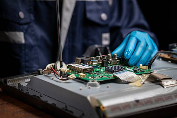 Técnico realizando reparo